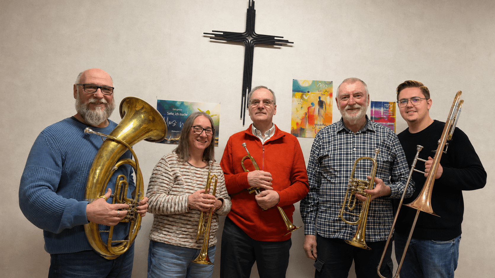 Gruppenfoto der aktiven Bläser mit ihren Instrumenten